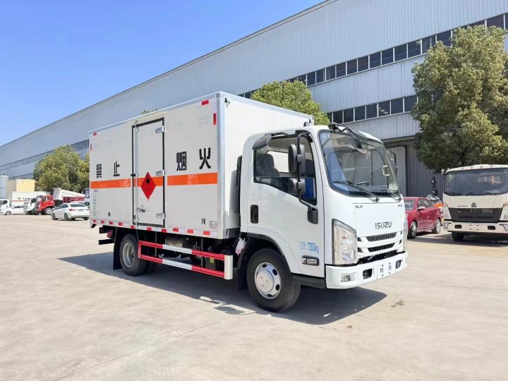 五十鈴黃牌4.2米易燃?xì)怏w廂式運(yùn)輸車
