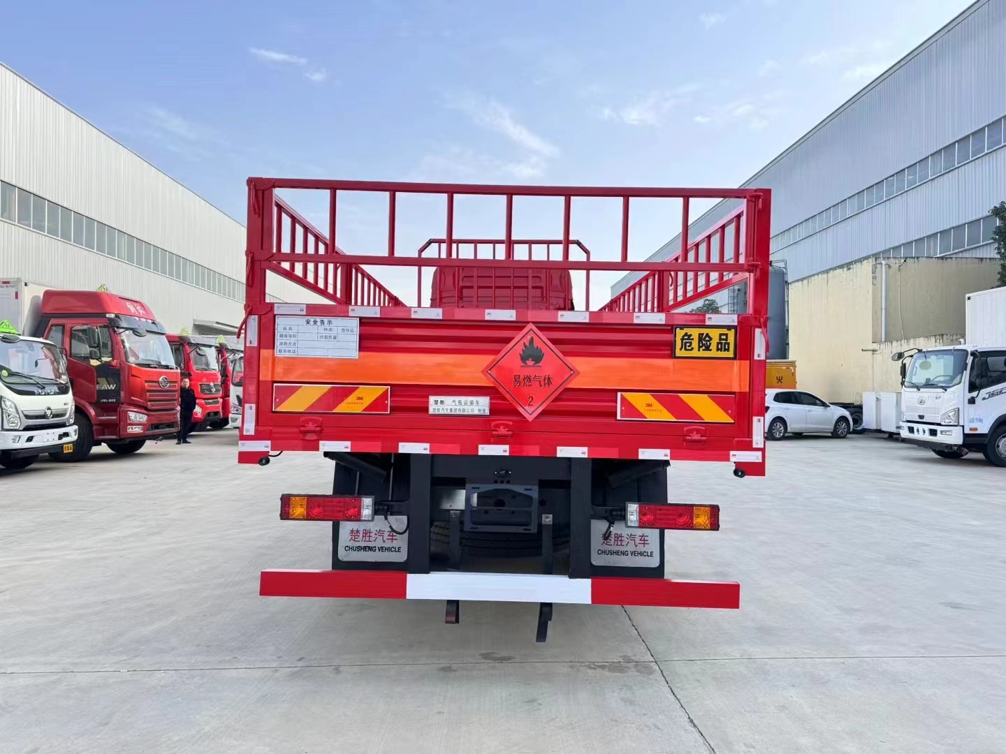 陜汽德龍6.8米氣瓶運(yùn)輸車