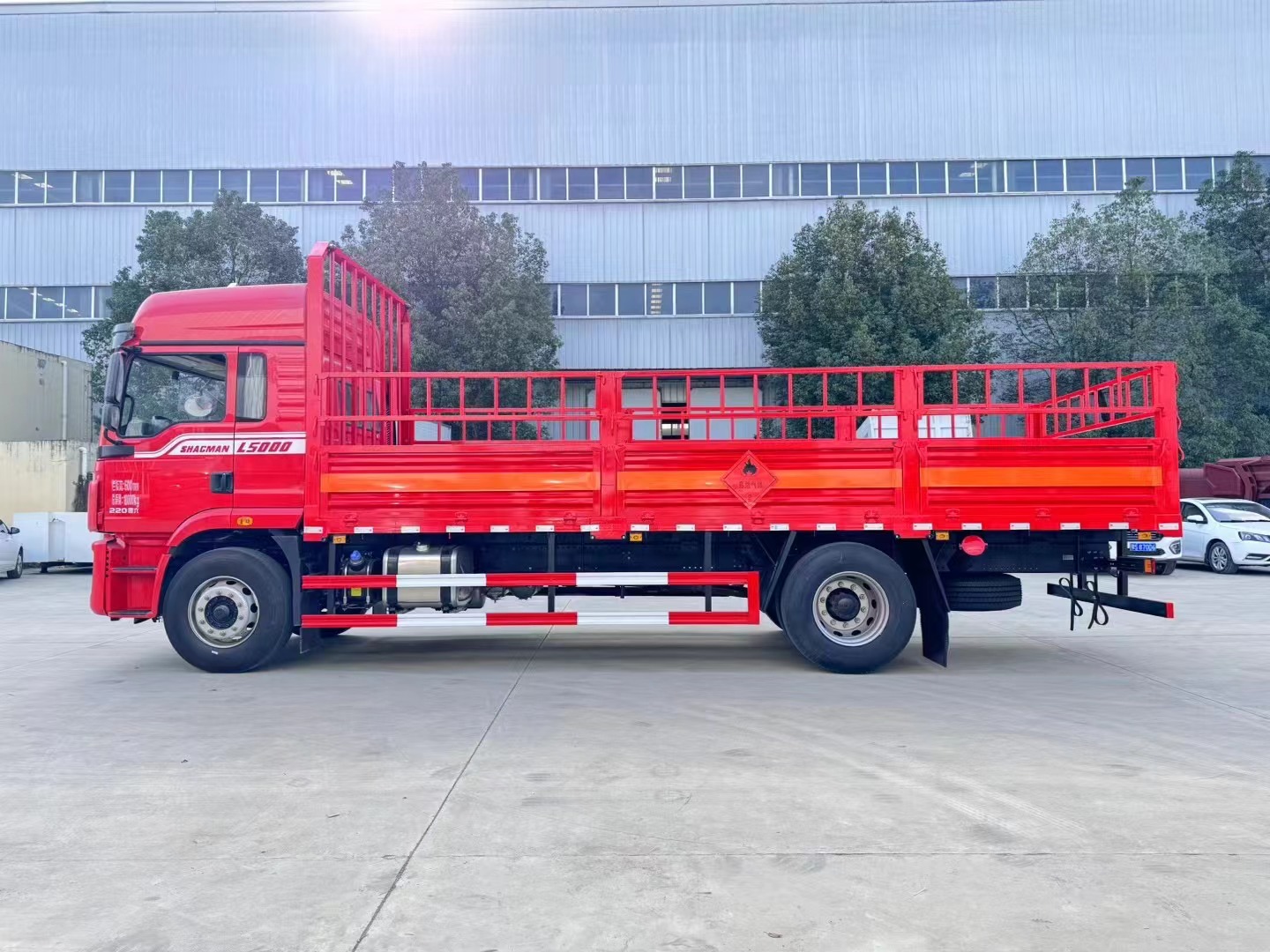 陜汽德龍6.8米氣瓶運(yùn)輸車