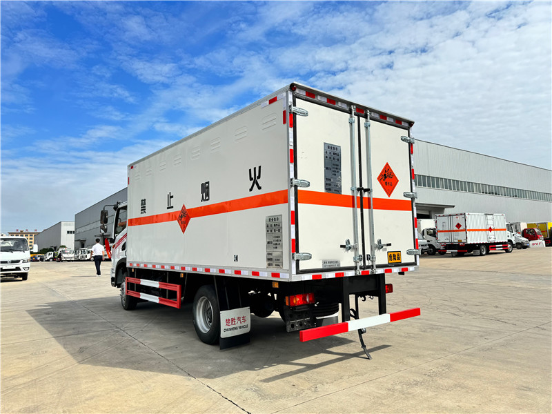 5.2米東風華神DV3炸藥車